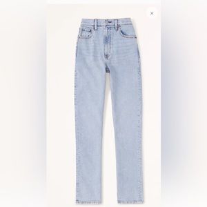 Abercrombie & Fitch Ultra High Rise 90s Slim Straight Jeans. Light wash.